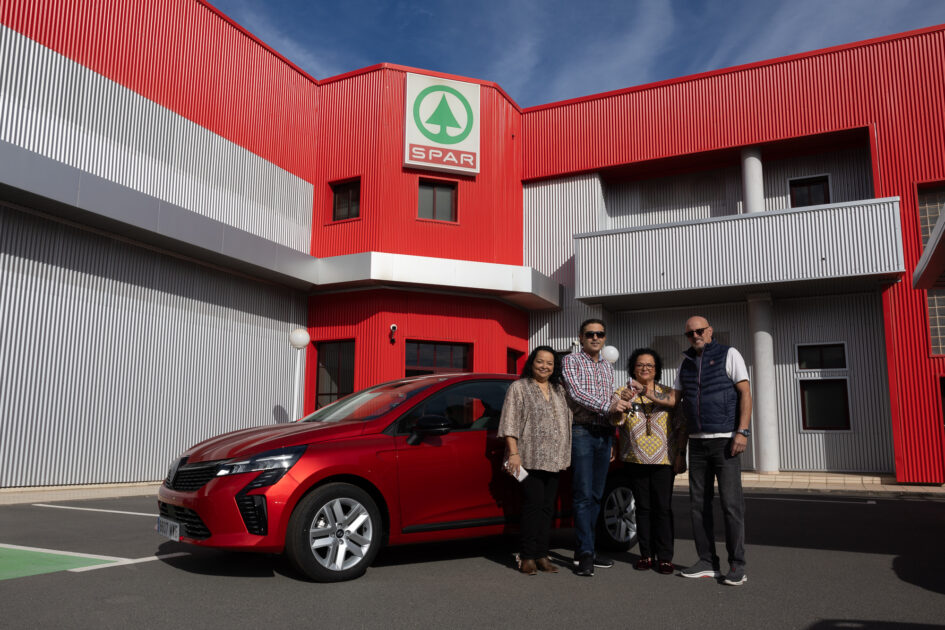 SPAR Gran Canaria celebra el año nuevo entregando un coche Renault Clio