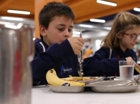 Plátano de Canarias y Ausolan renuevan su alianza para llevar fruta nacional a los comedores escolares