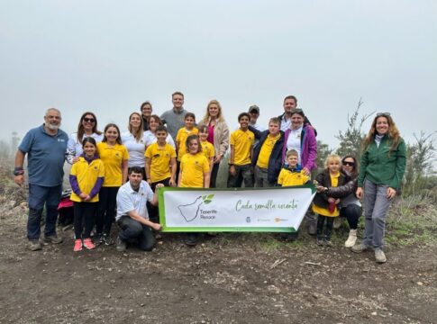 Loro Parque continua su compromiso con la reforestación de Tenerife con una actividad educativa junto a Tenerife Renace