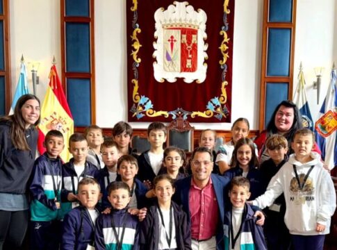 Escolares de Los Realejos visitan el Ayuntamiento para conocer la historia local en el 70 aniversario de la ‘Fusión’