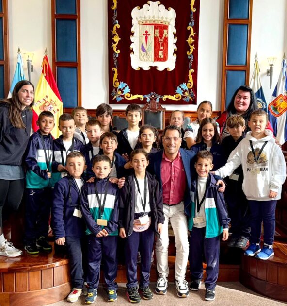 Escolares de Los Realejos visitan el Ayuntamiento para conocer la historia local en el 70 aniversario de la ‘Fusión’
