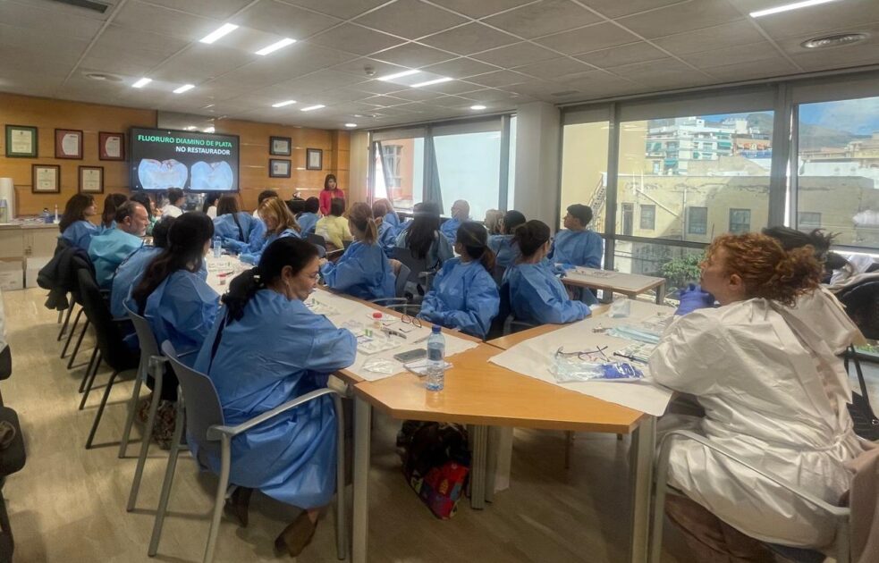 Profesionales de las unidades de Salud Oral de Atención Primaria de Tenerife se forman en odontología mínimamente invasiva