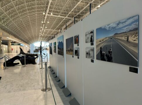 La exposición de ‘Fuerteventura, plató natural de cine’ se encuentra expuesta en el aeropuerto