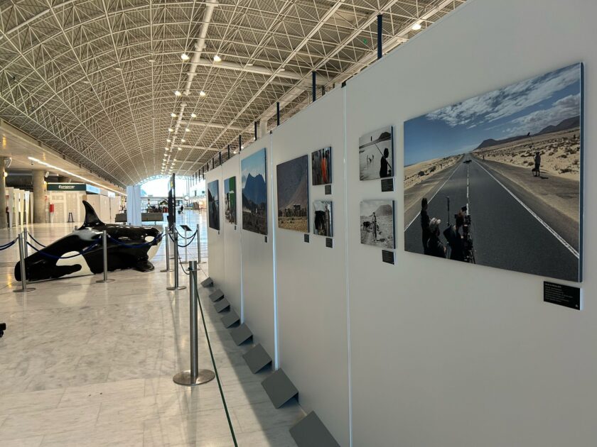La exposición de ‘Fuerteventura, plató natural de cine’ se encuentra expuesta en el aeropuerto