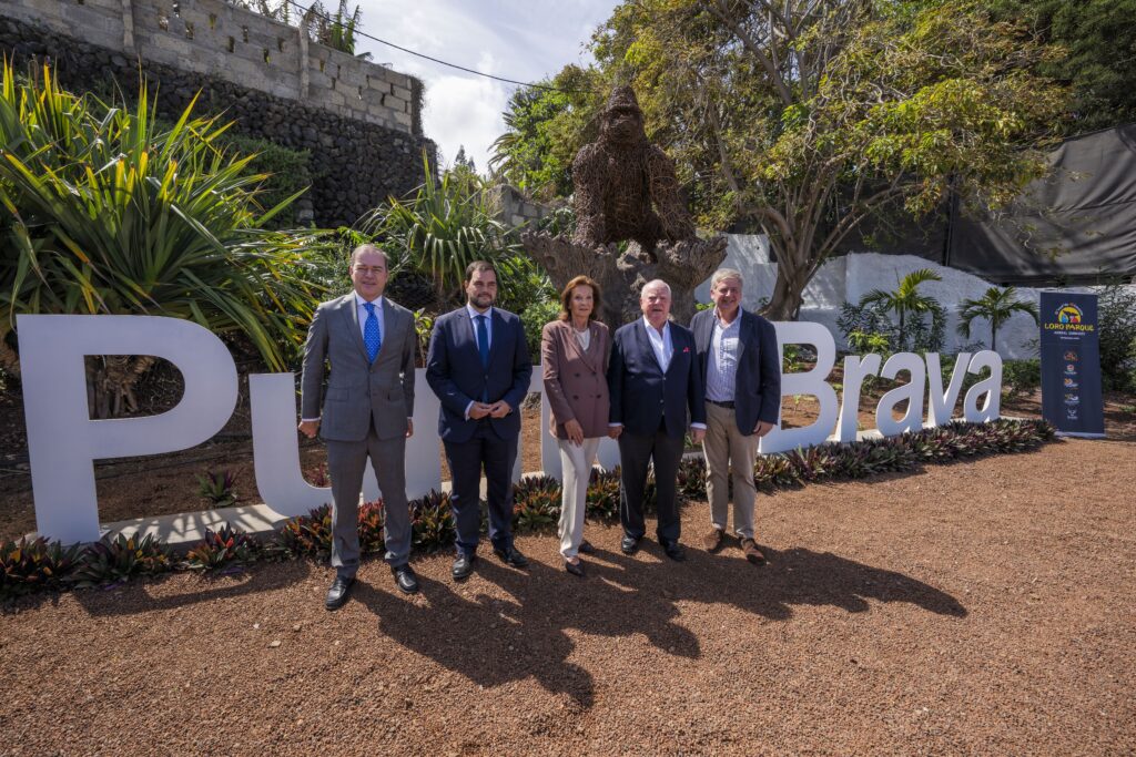 Puerto de la Cruz suma a su patrimonio escultórico una estatua cedida por Loro Parque