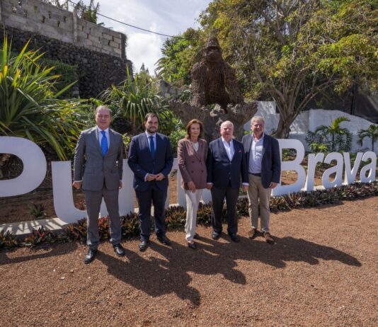 Puerto de la Cruz suma a su patrimonio escultórico una estatua cedida por Loro Parque