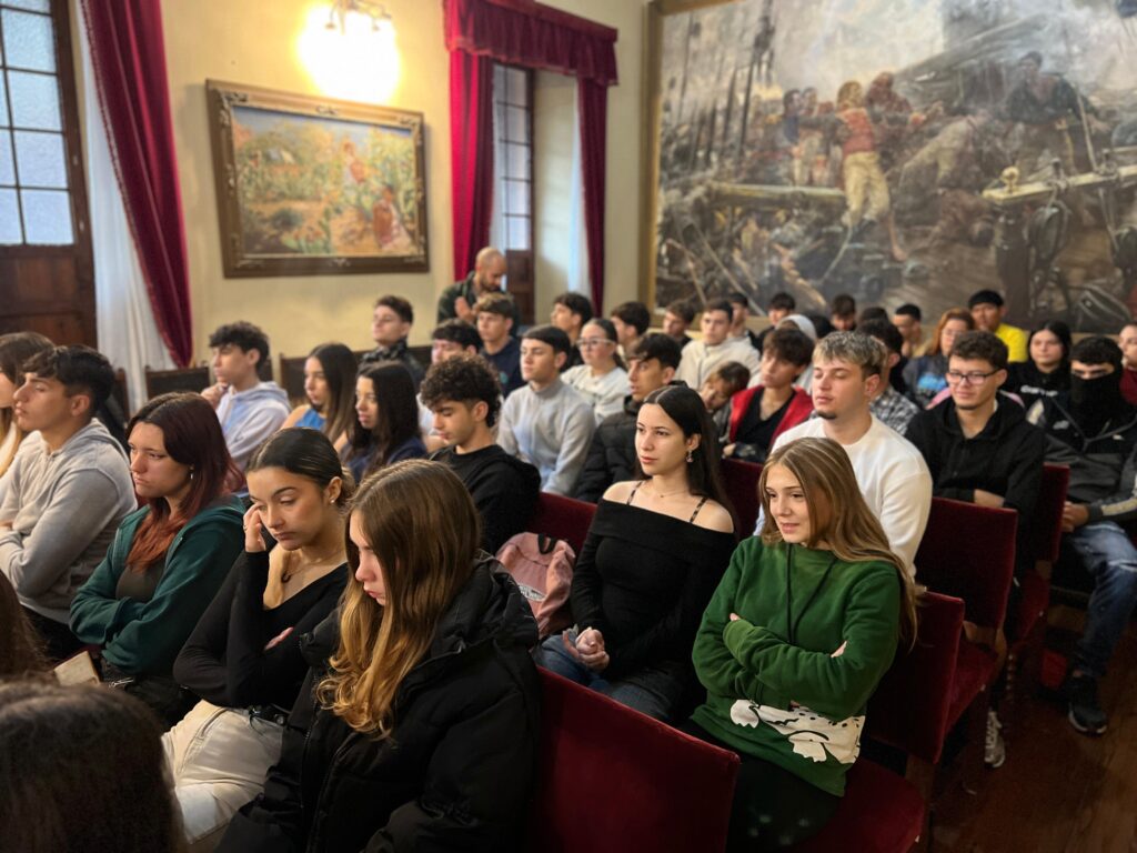El vicepresidente y el comisionado visitan el instituto más antiguo de Canarias para hablar sobre el futuro del REF