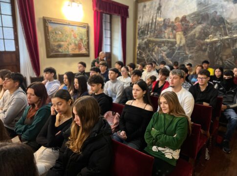 El vicepresidente y el comisionado visitan el instituto más antiguo de Canarias para hablar sobre el futuro del REF