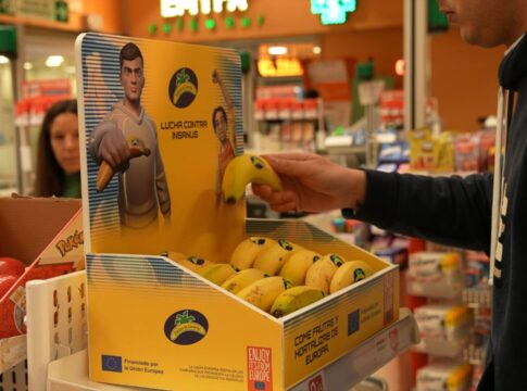 Plátano de Canarias y Alcampo lanzan una prueba piloto para fomentar el consumo de fruta en los lineales de caja