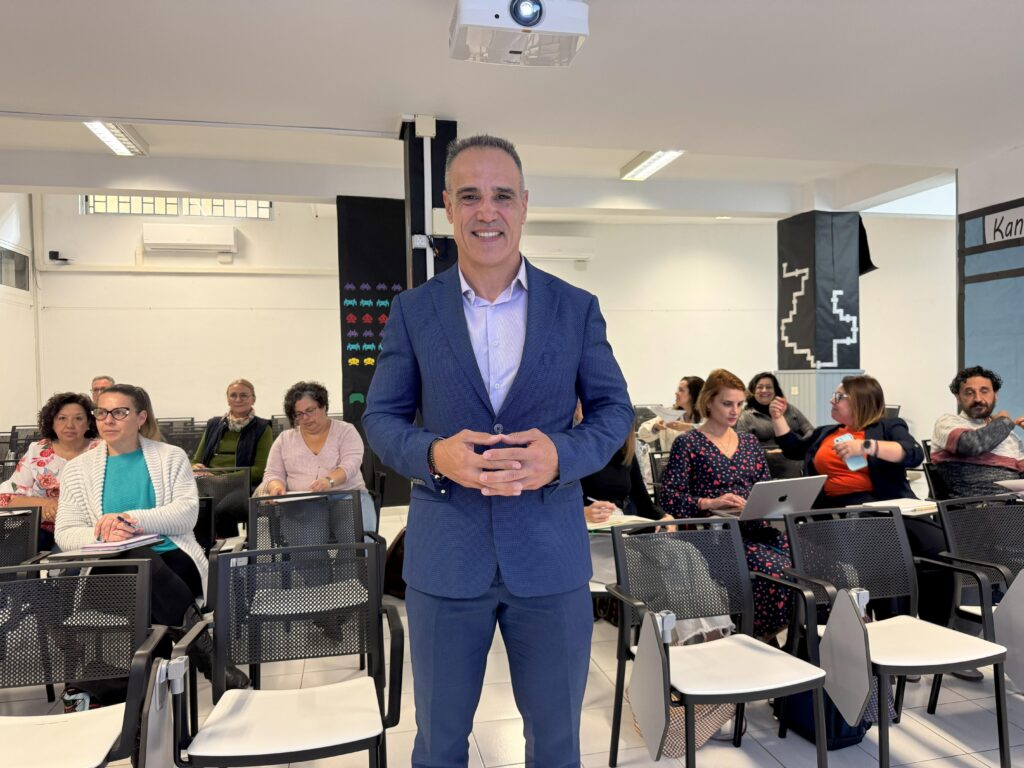 El comisionado del REF se alía en los docentes para que el fuero llegue a las aulas de manera transversal e innovadora