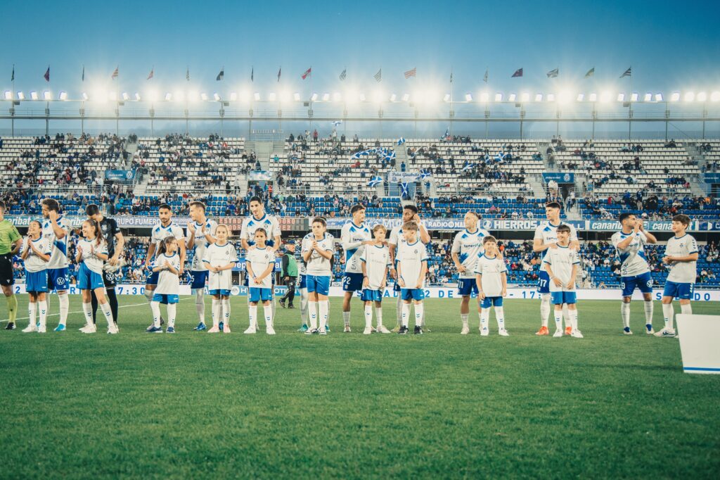CaixaBank y el CD Tenerife impulsan una nueva experiencia Escort Kids en el partido ante el Granada CF