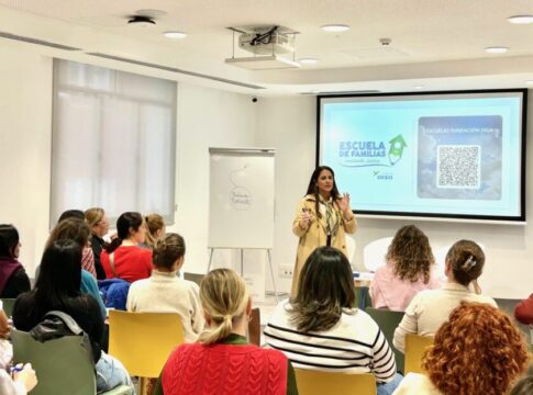 Familias y docentes aprenden sobre emociones con Fundación DISA