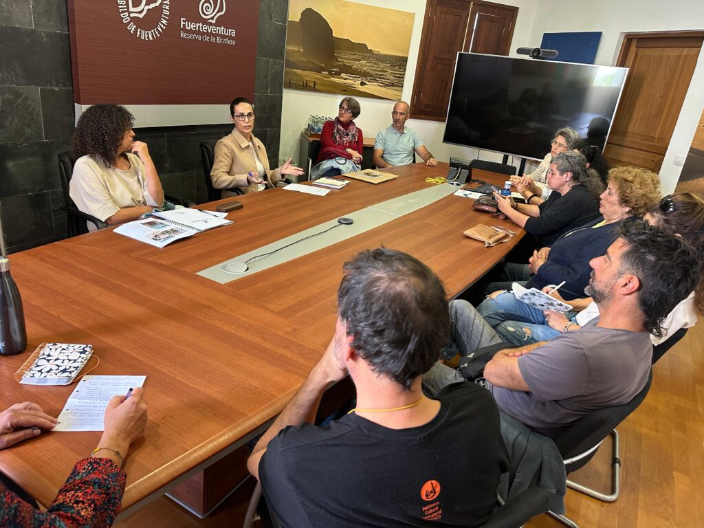 Cabildo de Fuerteventura y artesanos marcan estrategias comunes para seguir impulsando el sector en Fuerteventura