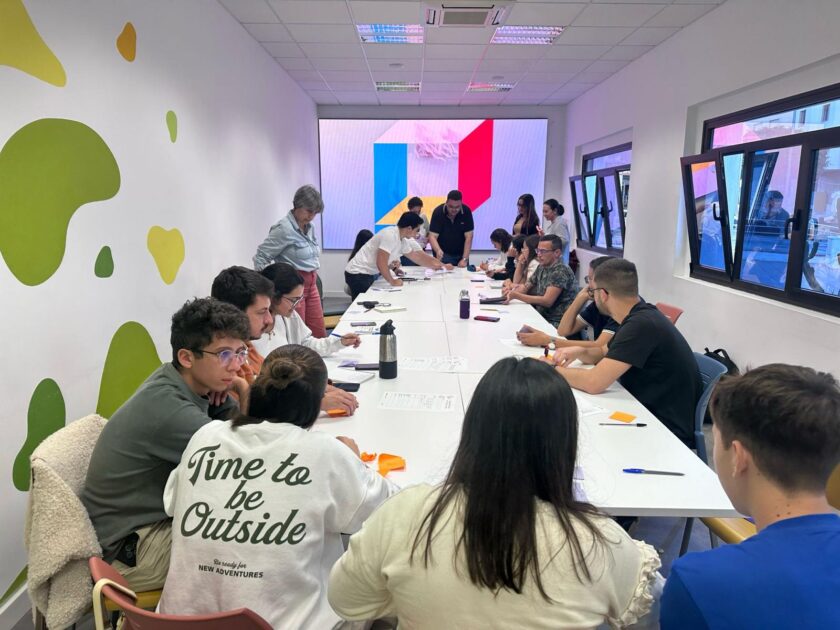 Las administraciones y colectivos majoreros participan en la elaboración del Plan Integral de Juventud de Canarias