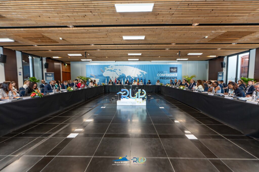 Canarias también eleva a la Comisión de Islas su estrategia para limitar la compra de viviendas a no residentes