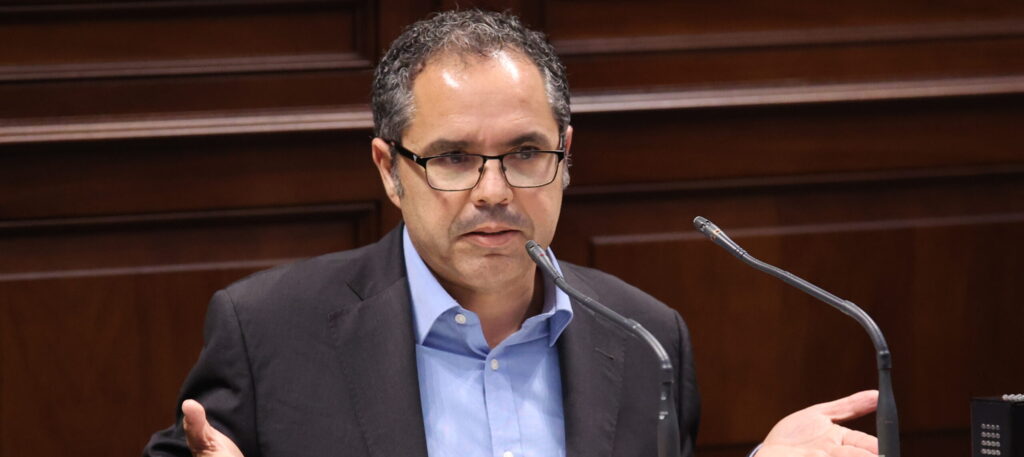 Santana sobre la Ley de Turismo: “Este Gobierno está aplicando la política del palo y la zanahoria contra los más débiles”