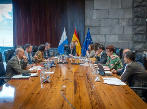 El Gobierno de Canarias impulsa la reforma de las leyes que regulan el turismo en las islas
