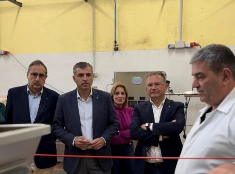 Manuel Domínguez muestra su apoyo al sector sidrero durante su visita a Valleseco