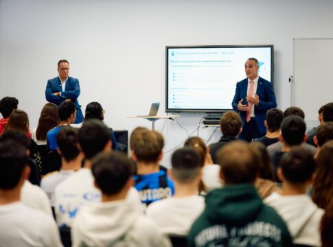 El REF llega a las aulas de Gáldar en el Mes de Canarias