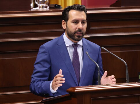 El PSOE reclama una mesa de negociación con todas las fuerzas políticas para implantar un impuesto turístico en Canarias