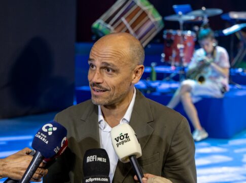 El acto del Día de Canarias une tradición y modernidad con una propuesta escénica con más de 60 artistas
