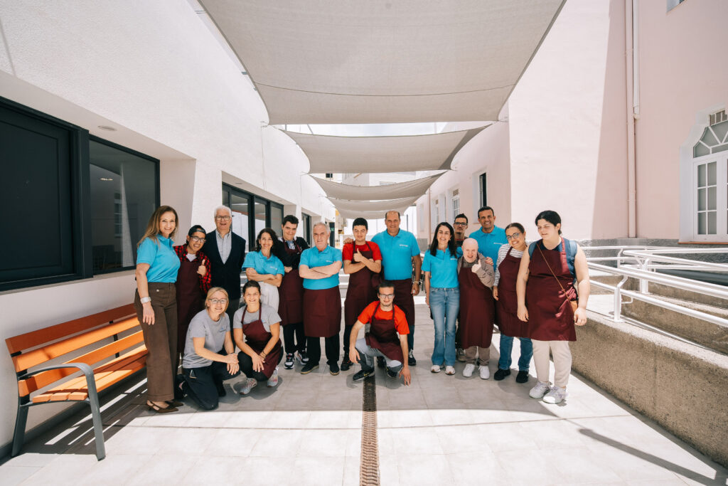 CaixaBank moviliza a sus voluntarios en un taller de cocina de la mano de Ferran Adrià con usuarios de Aspronte en el marco del ‘Mes Social’