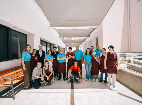 CaixaBank moviliza a sus voluntarios en un taller de cocina de la mano de Ferran Adrià con usuarios de Aspronte en el marco del ‘Mes Social’