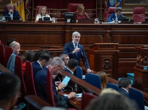 Clavijo resalta el trabajo del Gobierno para mejorar las infraestructuras eléctricas y de comunicaciones