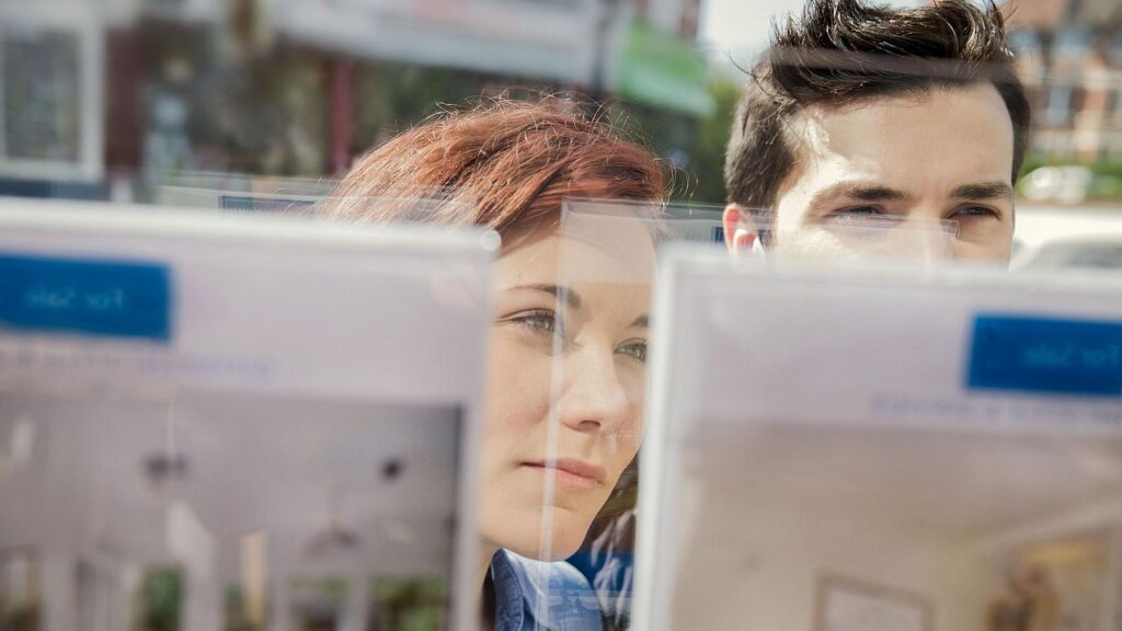 Los jóvenes no emancipados de la capital tinerfeña identifican la vivienda como un reto complejo, con decisiones personales condicionadas por su situación económica