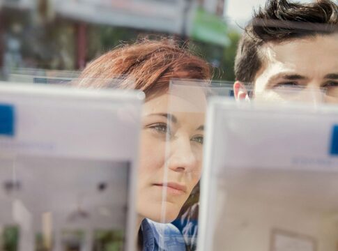 Los jóvenes no emancipados de la capital tinerfeña identifican la vivienda como un reto complejo, con decisiones personales condicionadas por su situación económica