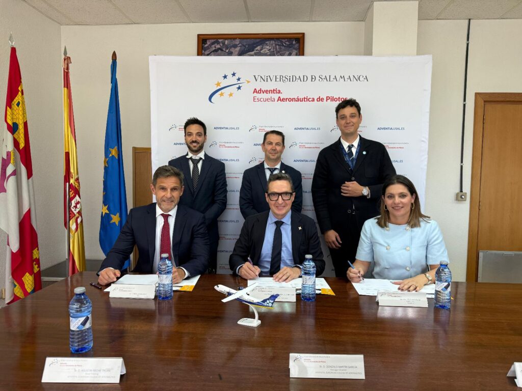 Canaryfly y Adventia firman un acuerdo para impulsar la incorporación de nuevos pilotos formados en la Universidad de Salamanca