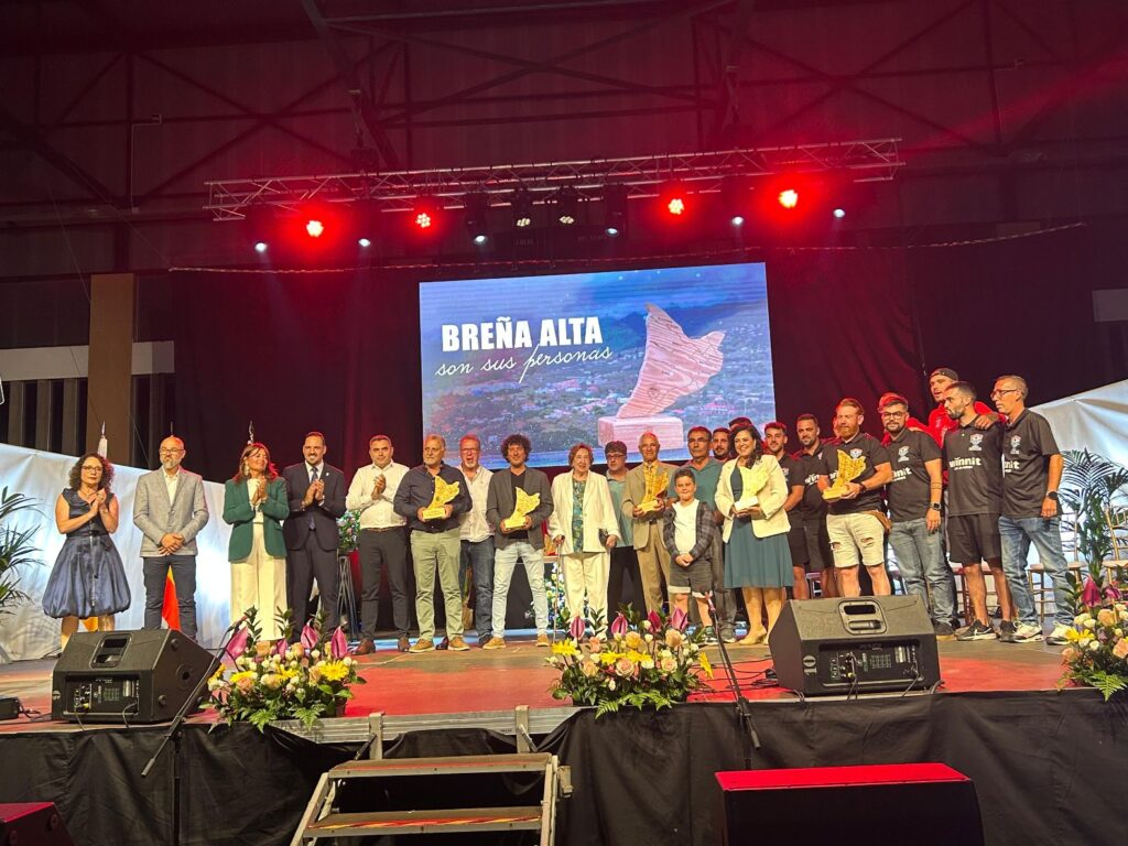 El Ayuntamiento de Breña Alta distingue en una gala emocionante a  personas que han dejado huella en el municipio