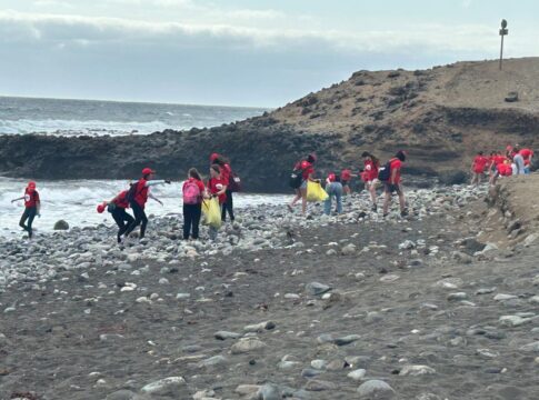 Cabildo de Gran Canaria se une a Mares Circulares para realizar una intervención en la Playa de Bocabarranco (Telde)