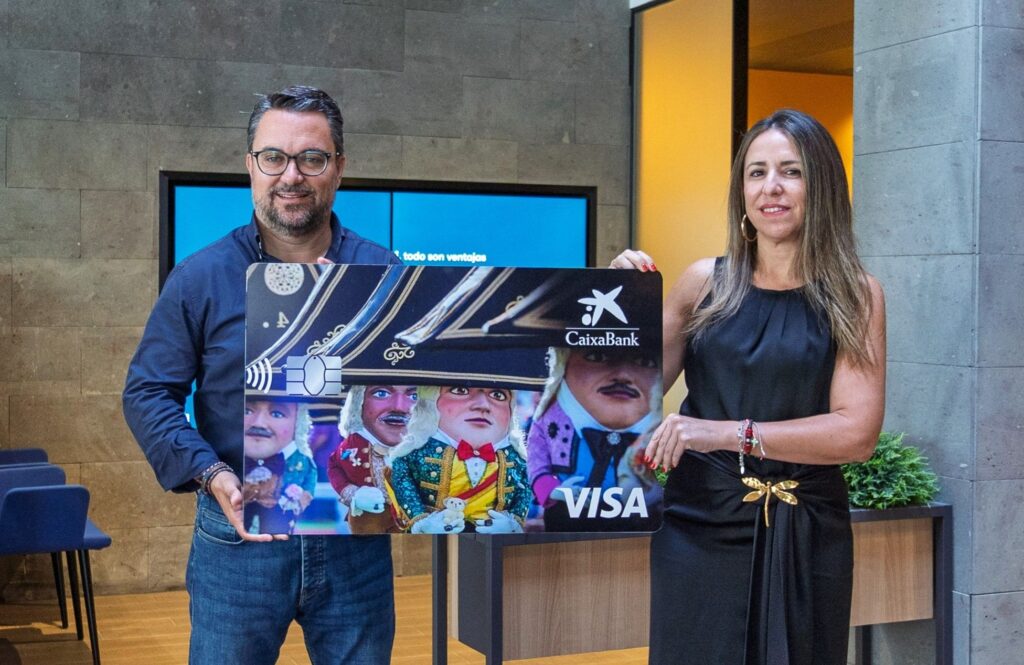 CaixaBank relanza la tarjeta personalizada con la imagen de los Enanos, símbolo de las Fiestas Lustrales de la Bajada de la Virgen de las Nieves