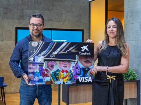 CaixaBank relanza la tarjeta personalizada con la imagen de los Enanos, símbolo de las Fiestas Lustrales de la Bajada de la Virgen de las Nieves