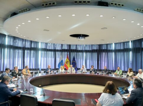 Manuel Domínguez resalta el auge de la industria que crece más que la media nacional y acelera su transformación