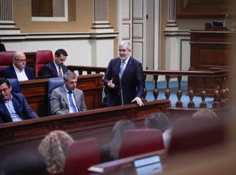 Clavijo espera unanimidad del Parlamento para instar al Estado a permitir el uso del superávit en vivienda