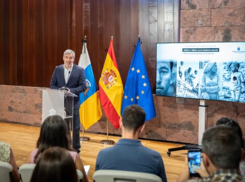 Clavijo presenta una Guía de Buenas Prácticas para mejorar la atención de los menores migrantes no acompañados