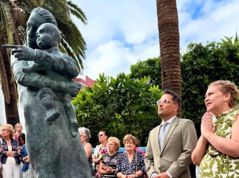 Los Realejos descubre una escultura ‘Homenaje a los Miércoles del Carmen’ del artista local Néstor Chaves