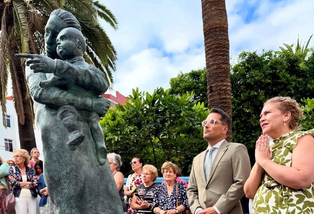 Los Realejos descubre una escultura ‘Homenaje a los Miércoles del Carmen’ del artista local Néstor Chaves