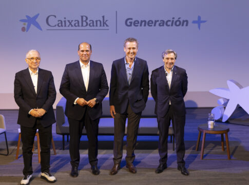 Javier Sardà y Jorge Valdano comparten en Tenerife su visión sobre la superación en la madurez en un coloquio organizado por CaixaBank