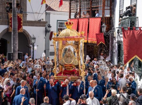 Santa Cruz de La Palma abraza a la Virgen de Las Nieves diez años después de su última Bajada