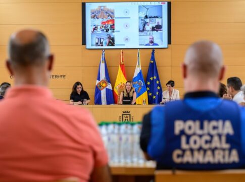 La presidenta Rosa Dávila reúne a los 31 municipios de Tenerife para analizar el mapa de riesgos volcánicos de la isla