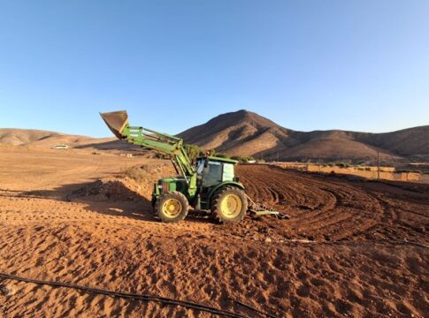 El tractor agrícola del Cabildo colabora con Pájara y Tuineje en preparar para el cultivo las gavias de Cardón