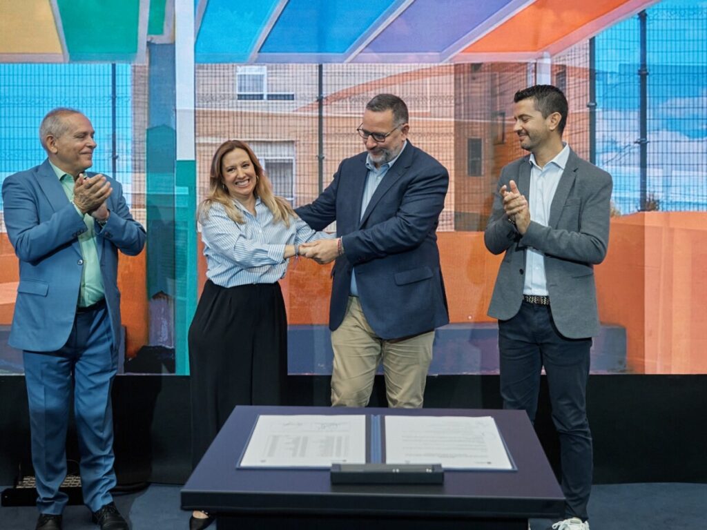 Cabildo de Tenerife y Gobierno de Canarias firman un convenio para crear espacios de sombra en 51 colegios de la isla