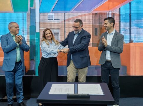 Cabildo de Tenerife y Gobierno de Canarias firman un convenio para crear espacios de sombra en 51 colegios de la isla