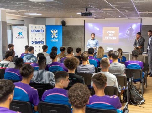 CaixaBank organiza una jornada de educación financiera con el Club Deportivo Tenerife B y C