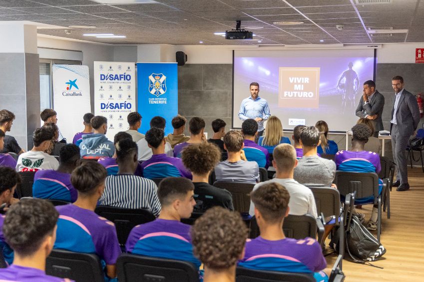 CaixaBank organiza una jornada de educación financiera con el Club Deportivo Tenerife B y C