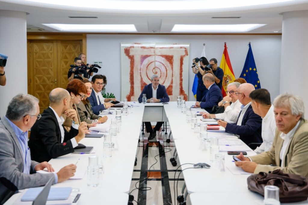 El Gobierno comparte con el Consejo Asesor la prioridad de reforzar los servicios públicos a través del presupuesto