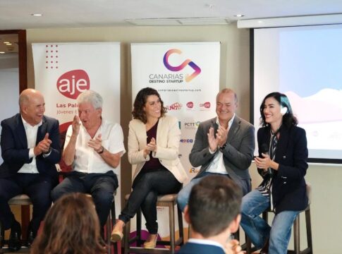 Relevo en los jóvenes empresarios: María Delgado, nueva presidenta de AJE Canarias, y Yasmina Newport, de AJE Las Palmas